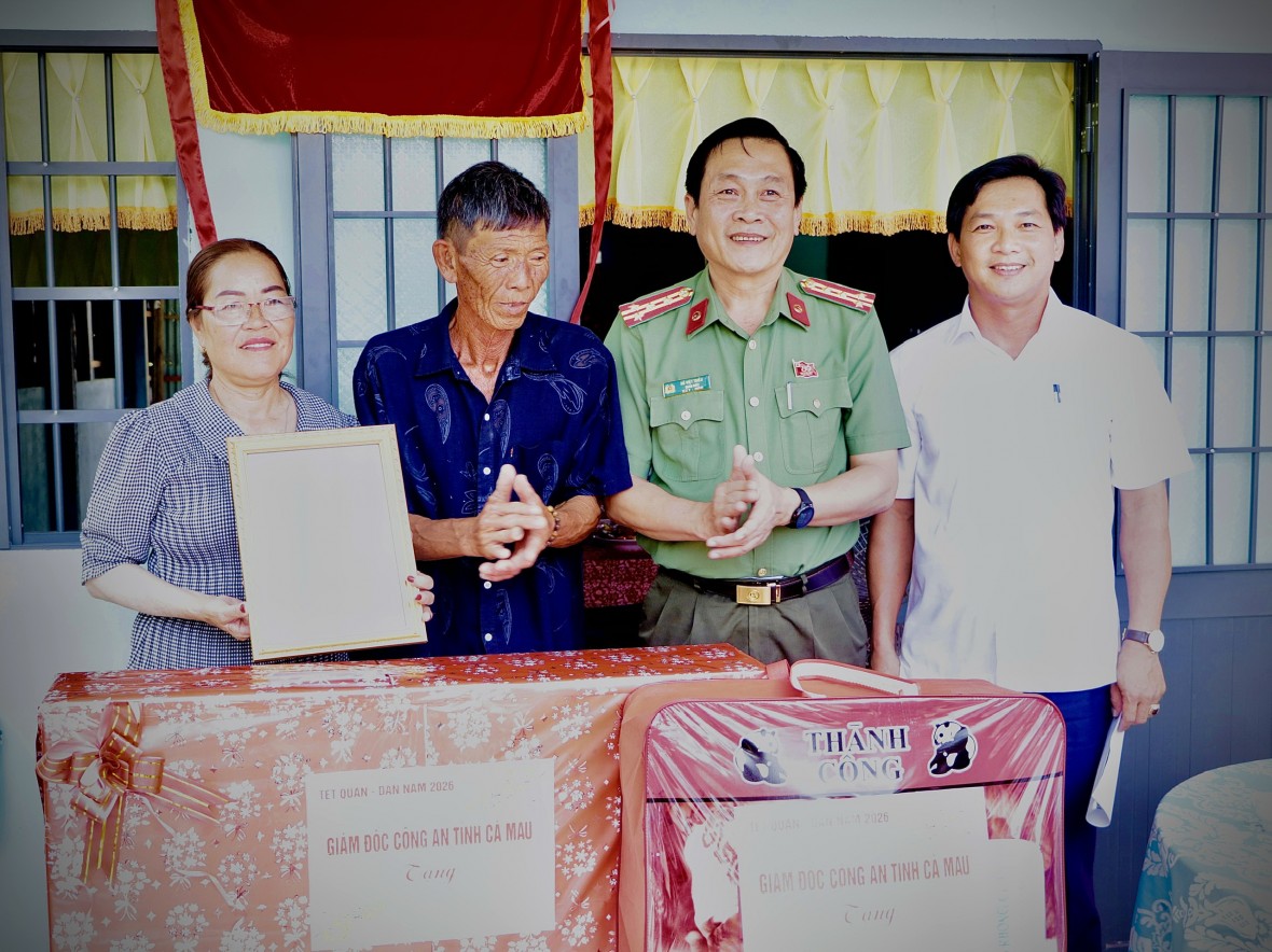 Công an Cà Mau bàn giao Nhà tình nghĩa trong dịp Tết Quân - Dân