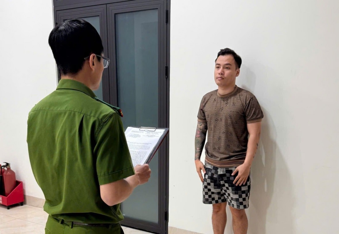 Thi hành Lệnh bắt bị can đối với Trịnh Ngọc Đạt Dương - Ảnh Công an Đà Nẵng.