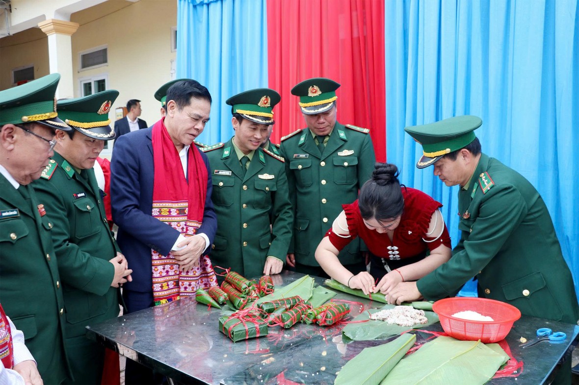 Chủ tịch UBND tỉnh Nghệ An cùng bà con gói bánh chưng, bánh tét tại Chương trình