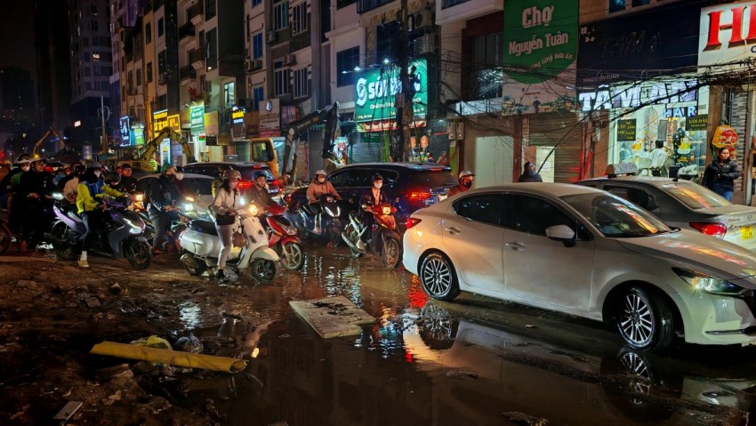 Người dân ngao ngán cảnh cận tết thi công đường Nguyễn Tuân