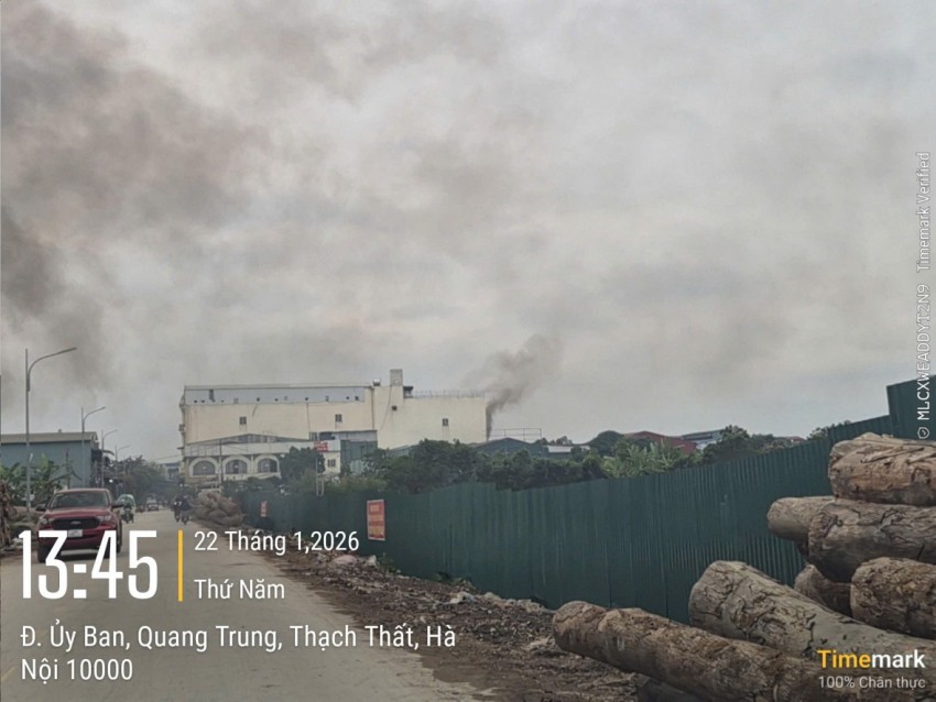 Khói đen bốc lên từ khu nhà xưởng xây dựng trái phép tại ngõ 688 đường Đồng Bùi.