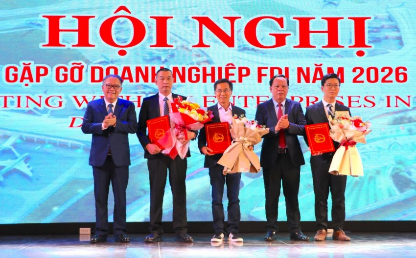 Phó Bí thư Tỉnh ủy - Ông Võ Tấn Đức cùng Phó Chủ tịch Thường trực UBND tỉnh - Ông Nguyễn Kim Long trao giấy chứng nhận đầu tư cho 3 dự án FDI với tổng vốn gần 550 triệu USD.