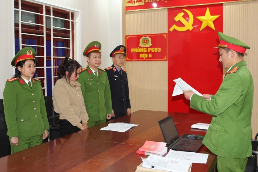 Cơ quan Cảnh sát điều tra Công an tỉnh Nghệ An đọc lệnh khởi tố vụ án, khởi tố bị can đối với Lê Thị Lộc