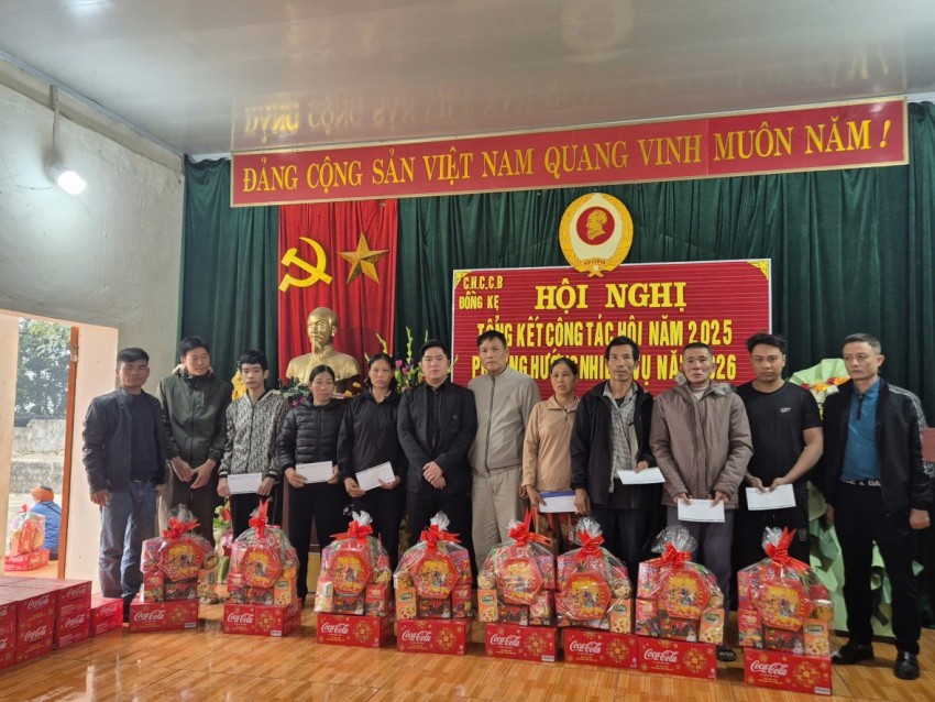 Ông Nguyễn Văn Lợi, Bí thư Chi bộ thôn Đồng Kẹ cùng ông Phạm Thế Anh, Giám đốc Công ty cổ phần Công nghệ HeyU Việt Nam trao quà cho các cá nhân hộ gia đình có hoàn cảnh khó khăn trên địa bàn thôn.