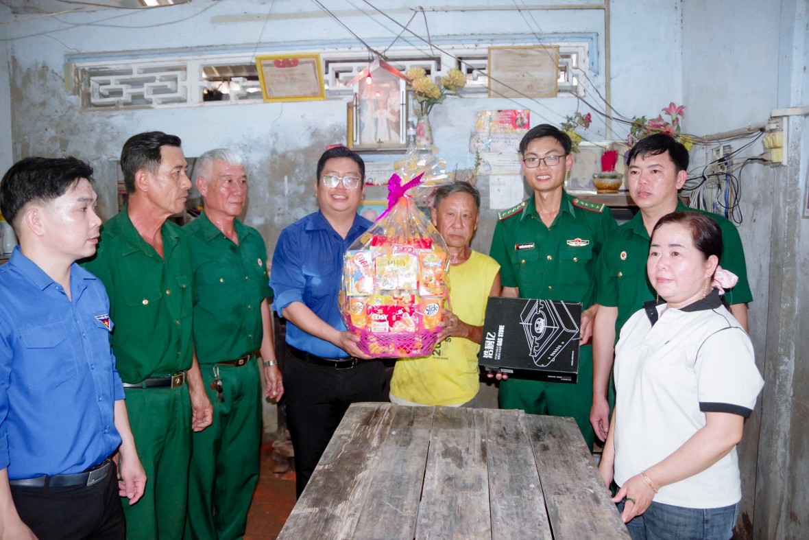 Những đòn bánh tét đón Xuân thắm tình quân dân ở vùng biên giới Cần Thơ