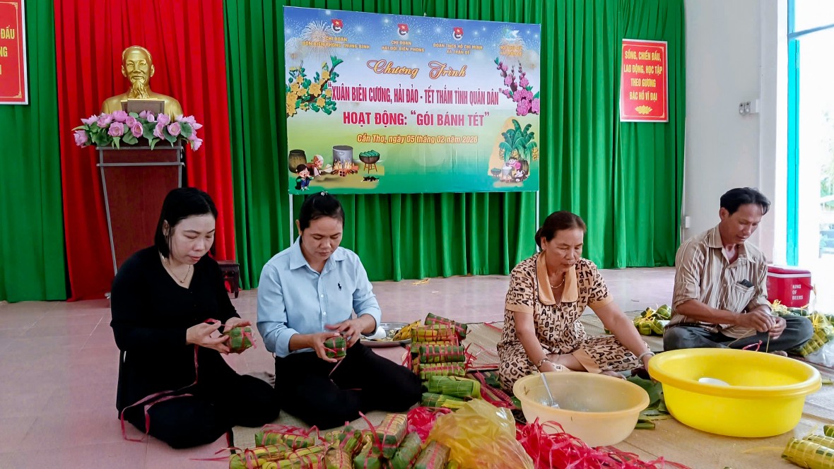 Những đòn bánh tét đón Xuân thắm tình quân dân ở vùng biên giới Cần Thơ