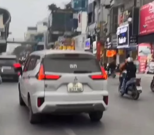 Ô tô có dòng chữ ở bảng LED mang nội dung xúc phạm lực lượng công an