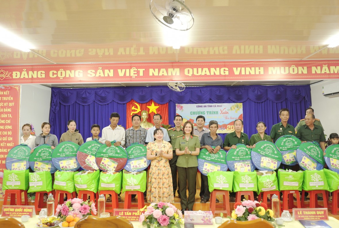 Công an Cà Mau thăm, chúc Tết và trao quà an sinh xã hội dịp Tết Nguyên đán Bính Ngọ