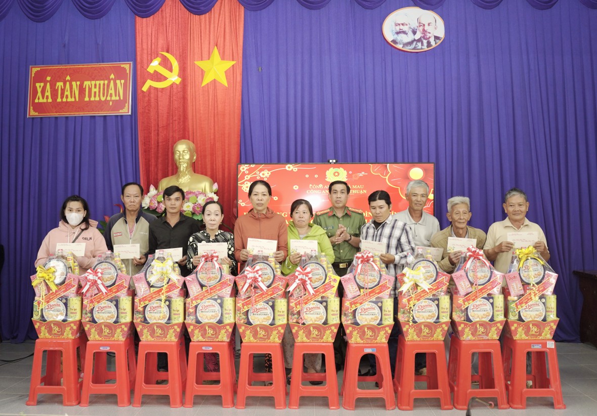 Công an Cà Mau thăm, chúc Tết và trao quà an sinh xã hội dịp Tết Nguyên đán Bính Ngọ