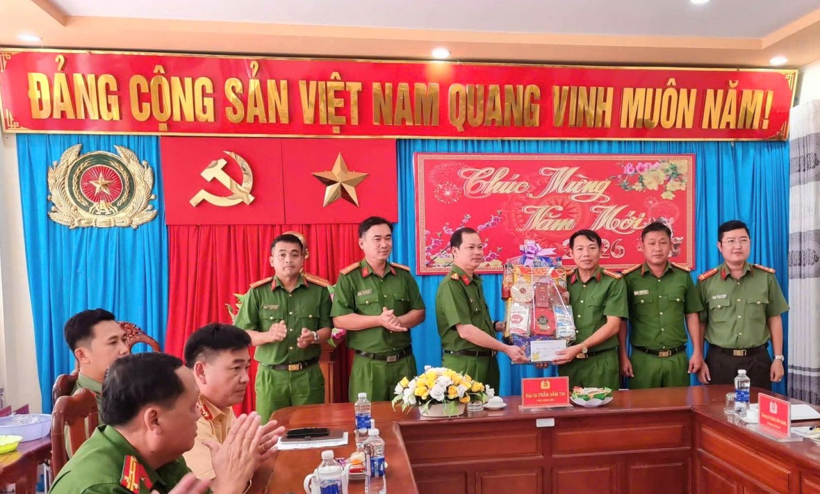 Công an Cà Mau thăm, chúc Tết và trao quà an sinh xã hội dịp Tết Nguyên đán Bính Ngọ