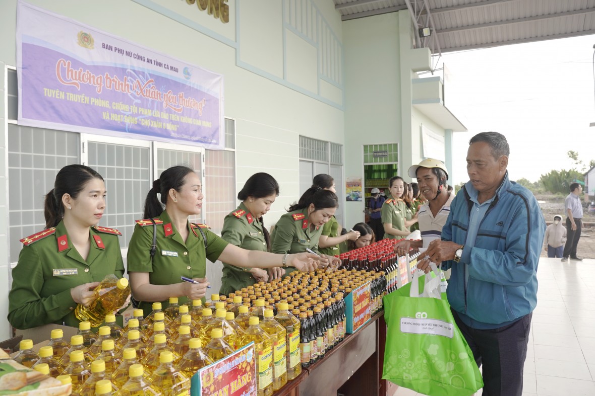 Công an Cà Mau thăm, chúc Tết và trao quà an sinh xã hội dịp Tết Nguyên đán Bính Ngọ