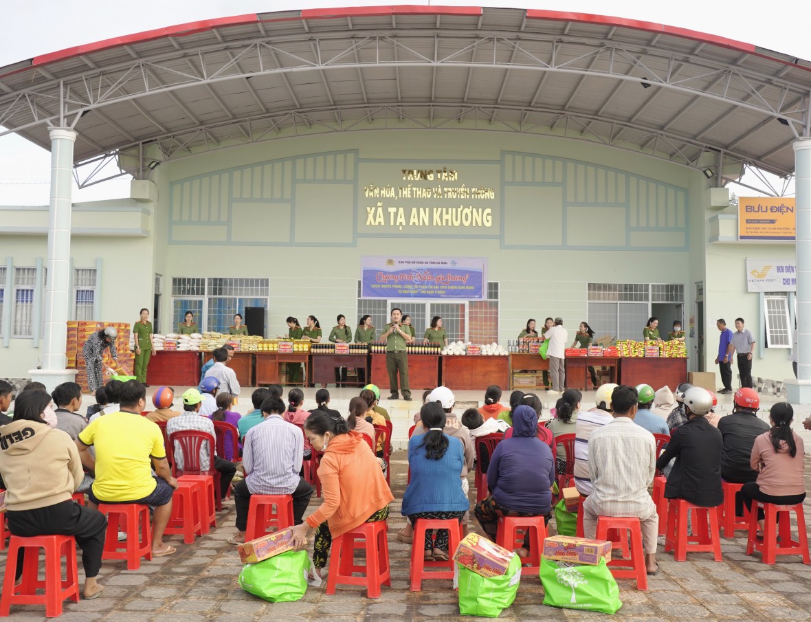 Công an Cà Mau thăm, chúc Tết và trao quà an sinh xã hội dịp Tết Nguyên đán Bính Ngọ