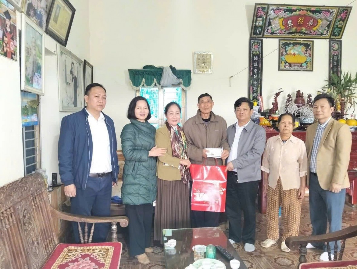 Xã Minh Đài thăm hỏi, tặng quà gia đình người có công, thân nhân liệt sĩ và hộ nghèo nhân dịp Xuân Bính Ngọ 2026