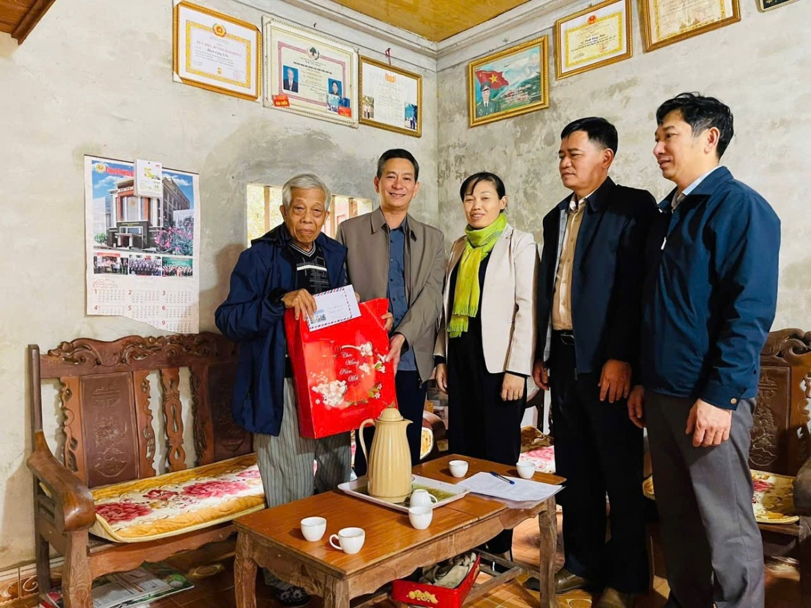 Xã Minh Đài thăm hỏi, tặng quà gia đình người có công, thân nhân liệt sĩ và hộ nghèo nhân dịp Xuân Bính Ngọ 2026