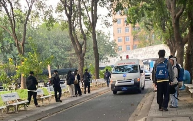 Lực lượng y tế đến hiện trường. 