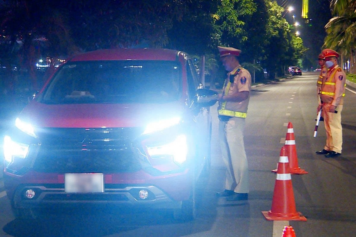 Lực lượng chức năng tăng cường kiểm tra nồng độ cồn.