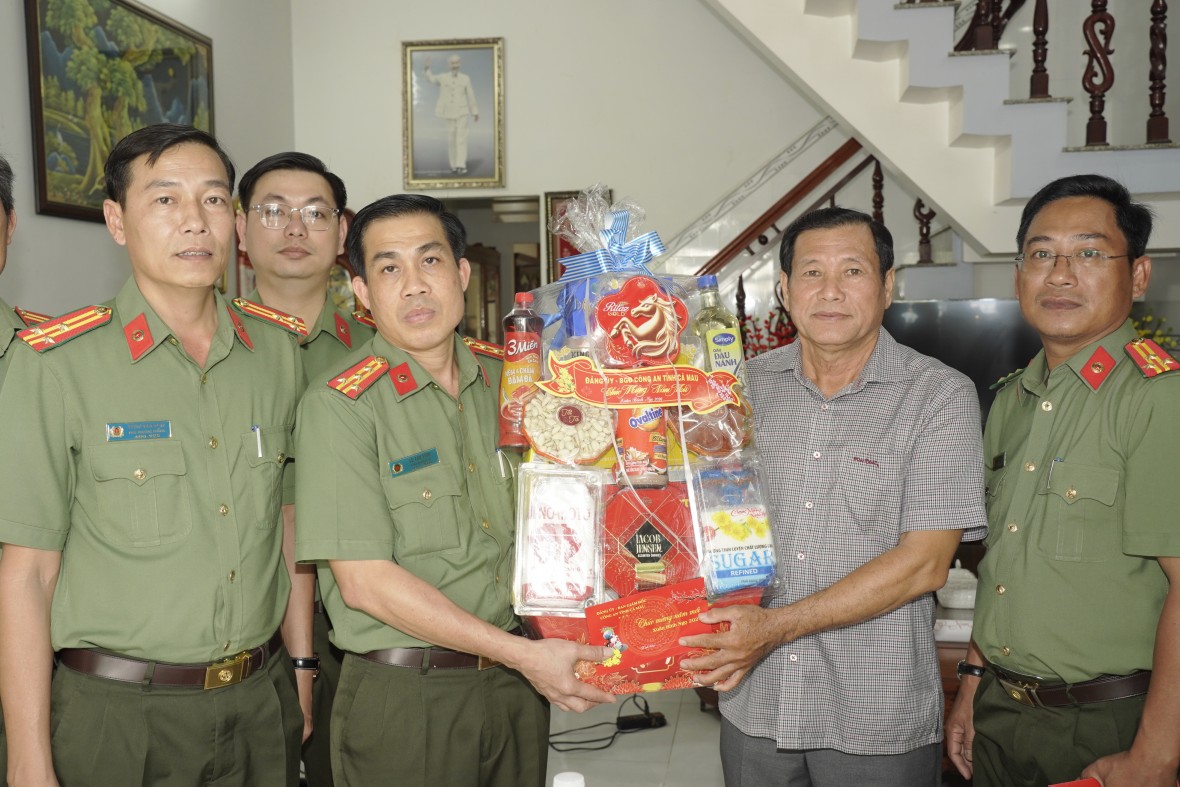 Công an Cà Mau thăm, tri ân Mẹ VNAH, Anh hùng LLVT và chúc Tết lực lượng, dịp Xuân Bính Ngọ