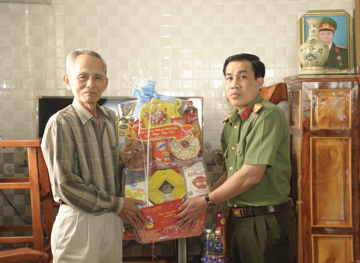 Công an Cà Mau thăm, tri ân Mẹ VNAH, Anh hùng LLVT và chúc Tết lực lượng, dịp Xuân Bính Ngọ