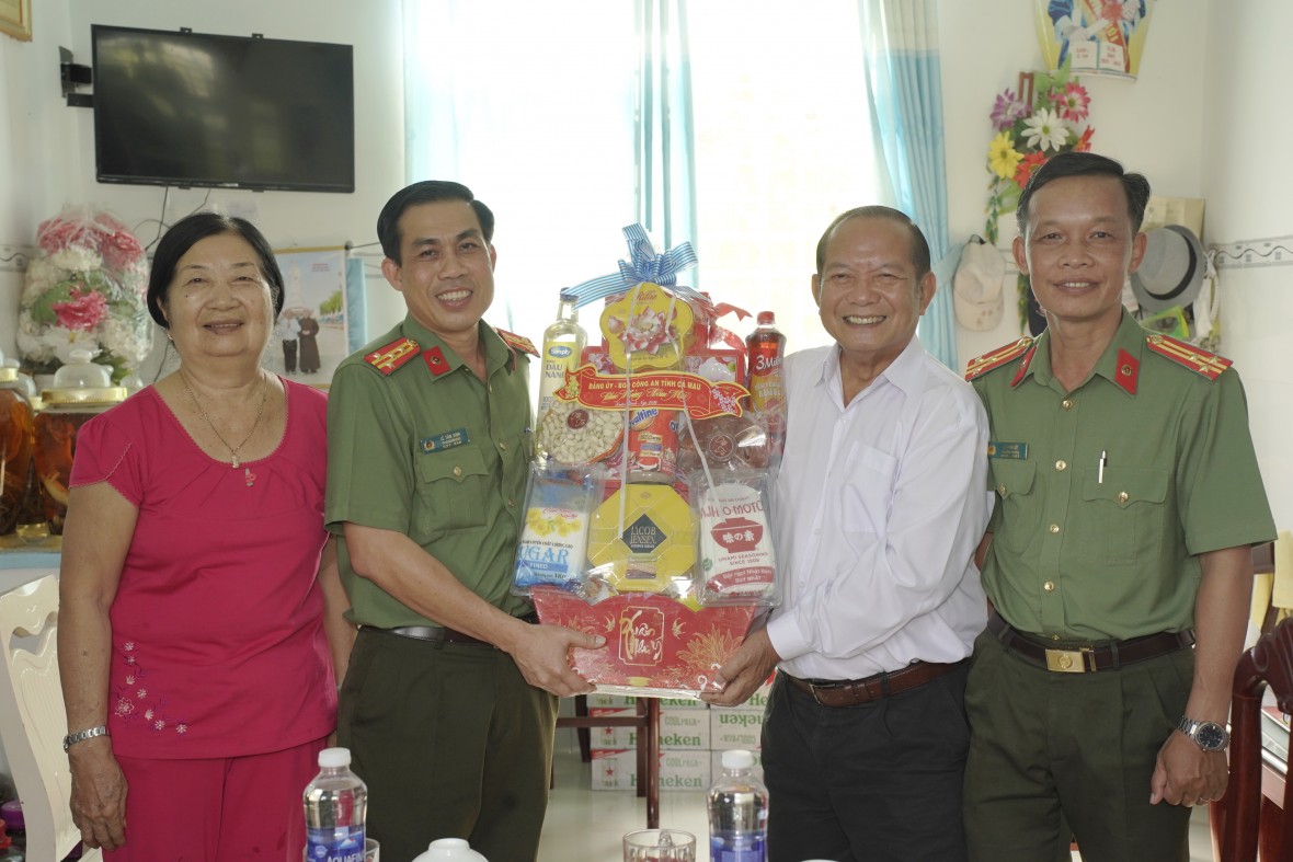 Công an Cà Mau thăm, tri ân Mẹ VNAH, Anh hùng LLVT và chúc Tết lực lượng, dịp Xuân Bính Ngọ