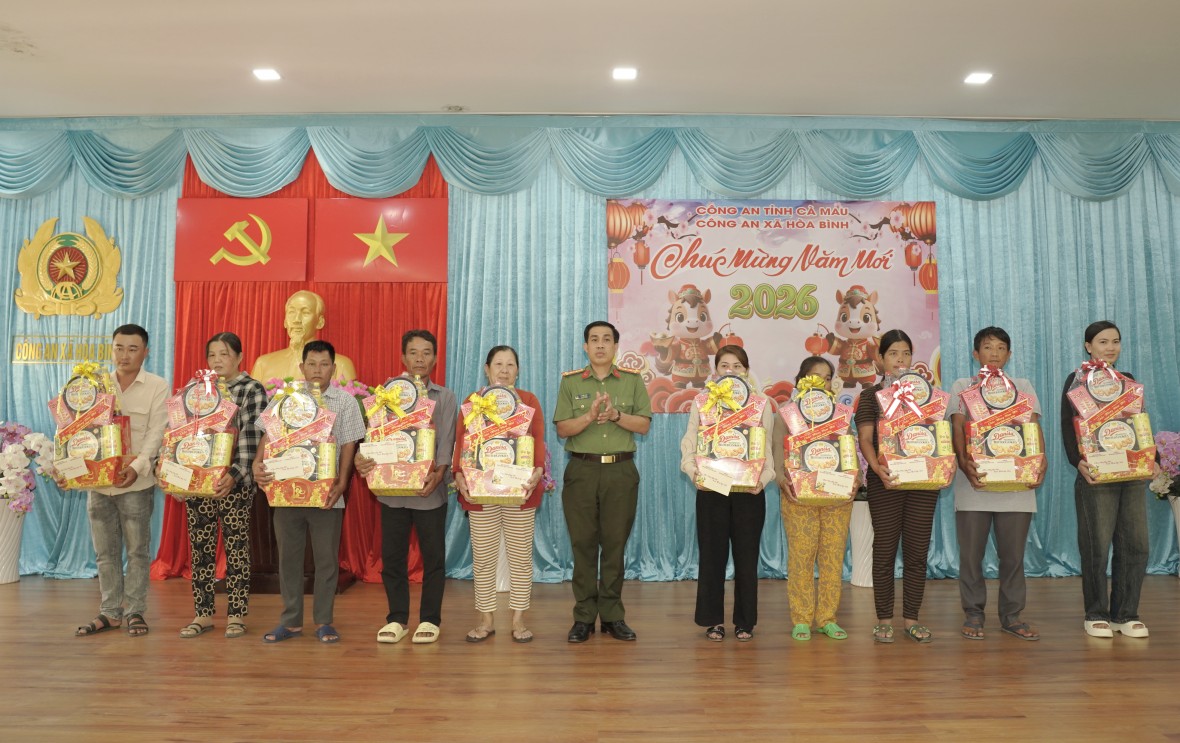 Công an Cà Mau thăm, tri ân Mẹ VNAH, Anh hùng LLVT và chúc Tết lực lượng, dịp Xuân Bính Ngọ