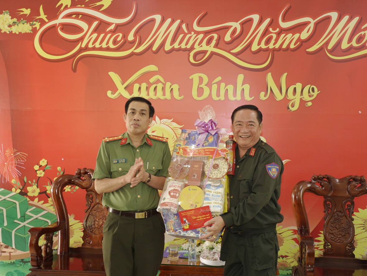 Công an Cà Mau thăm, tri ân Mẹ VNAH, Anh hùng LLVT và chúc Tết lực lượng, dịp Xuân Bính Ngọ