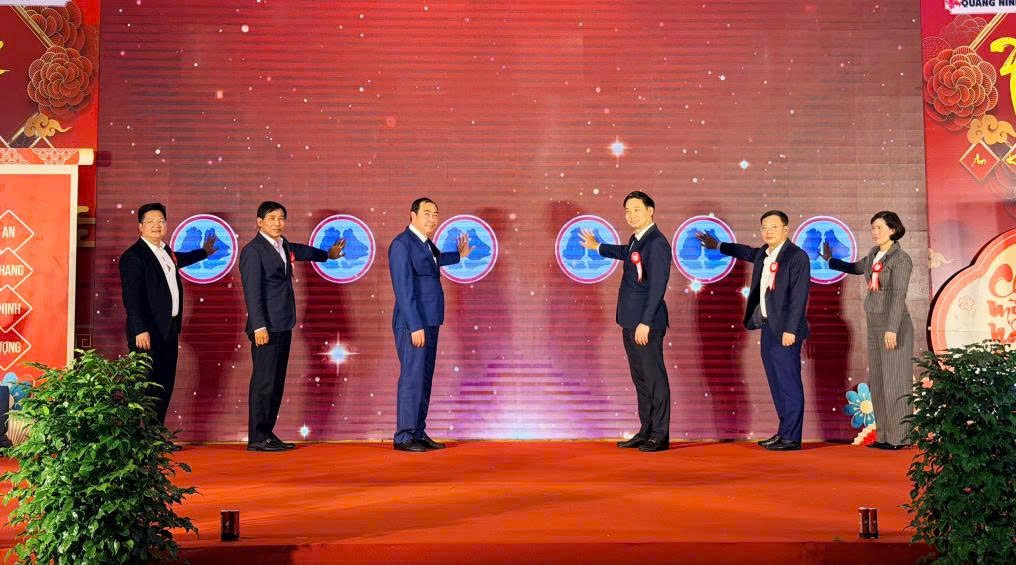 Các đại biểu bấm nút khai mạc hội chợ.