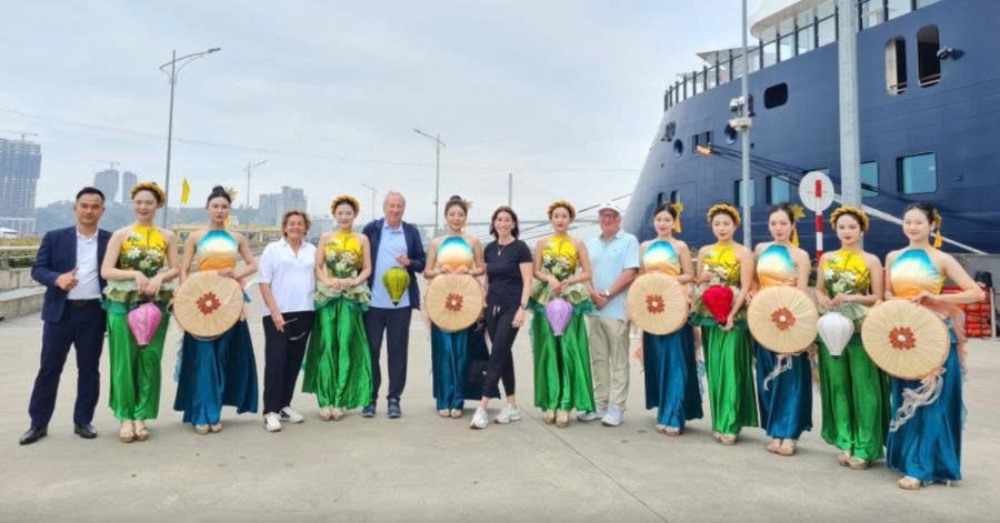 Du khách chụp hình lưu niệm cùng các diễn viên múa.