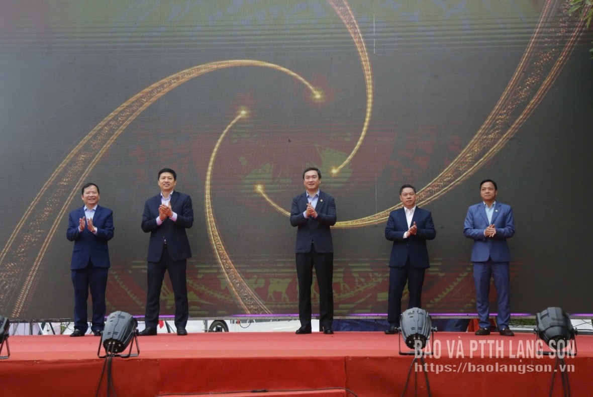 Khai trương Đường hoa Xuân xứ Lạng 2026, tôn vinh sắc đào và di sản địa chất