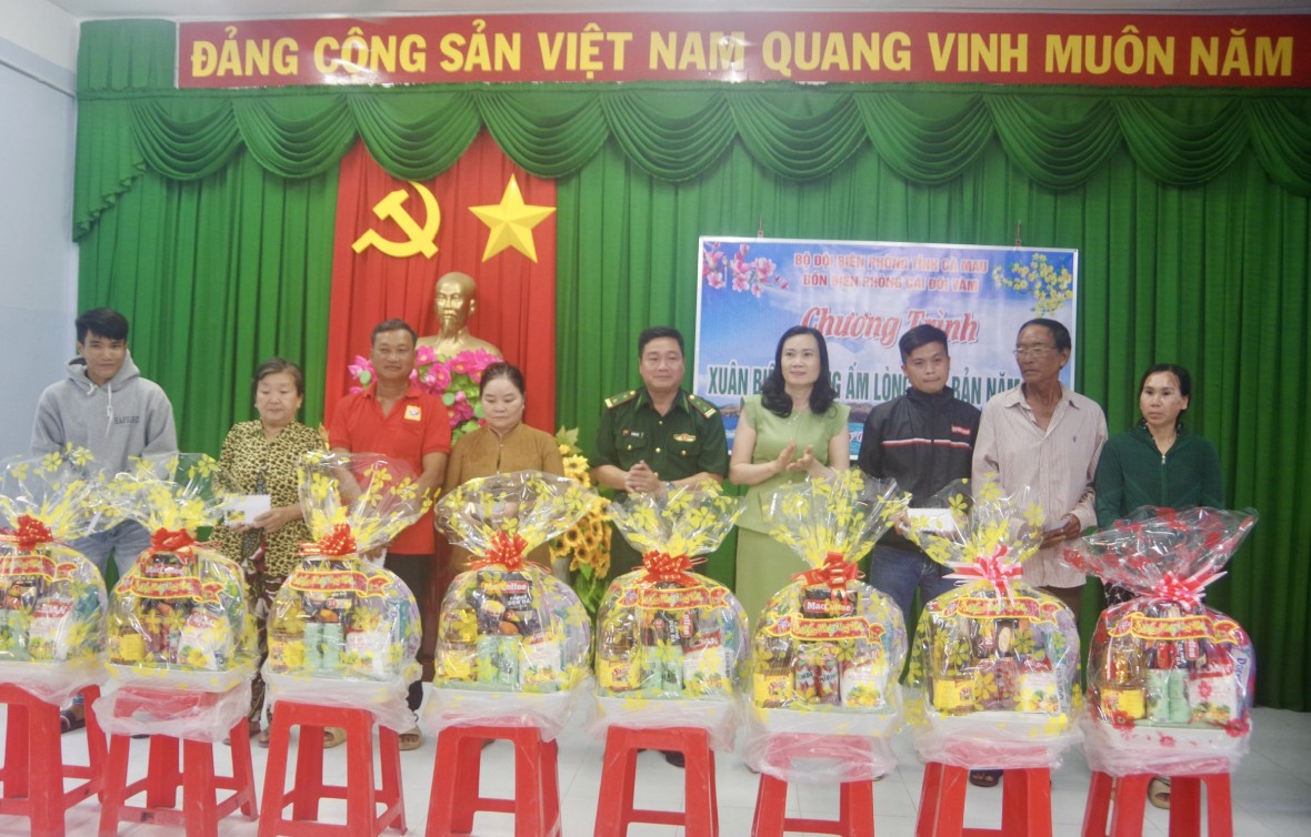 “Xuân Biên phòng ấm lòng dân bản”: Lan tỏa nghĩa tình vùng địa đầu cực Nam Tổ quốc