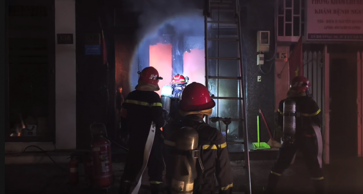 Lực lượng PCCC và CNCH kịp thời tiếp cận hiện trường và giải cứu những người mắc kẹt