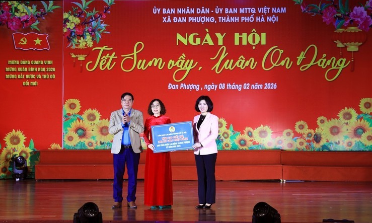 Hà Nội: Trao tặng hơn 450 triệu đồng cho công nhân lao động tại xã Đan Phượng