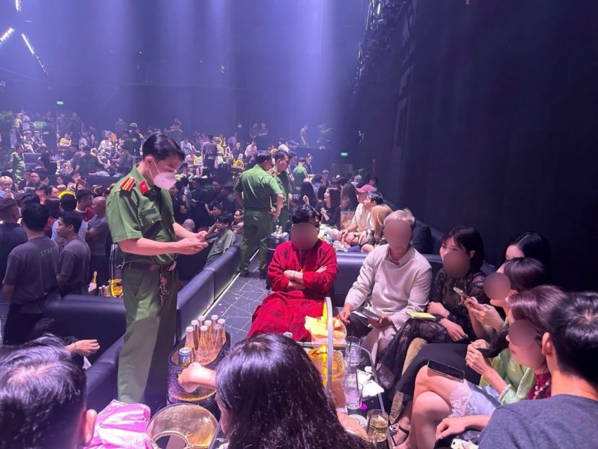 Lực lượng chức năng đang kiểm tra những người có mặt tại quan bar