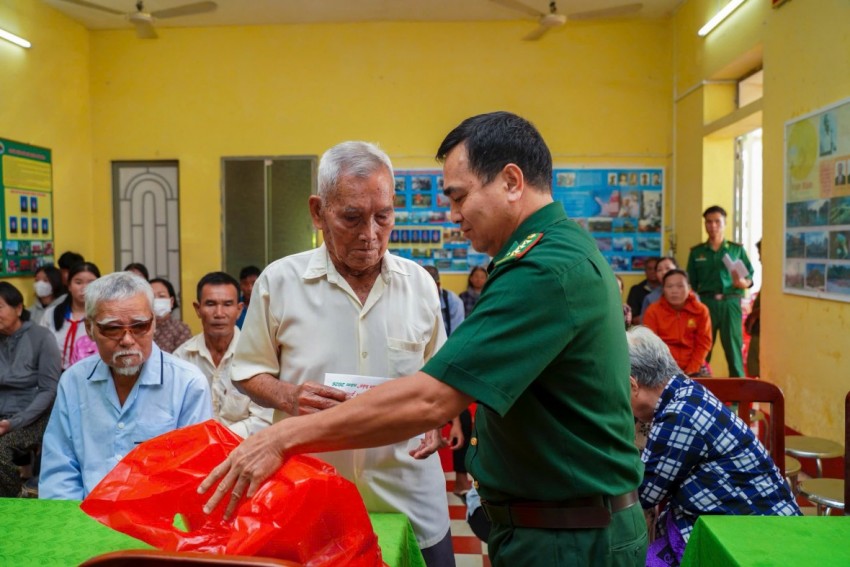 Đồn Biên phòng Tuyên Bình mang Xuân ấm đến người dân biên giới