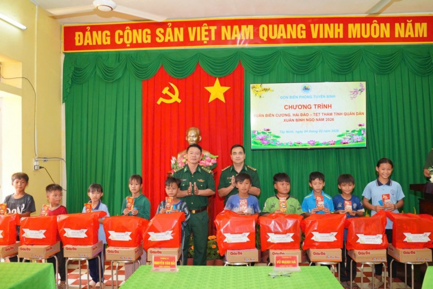 Đồn Biên phòng Tuyên Bình mang Xuân ấm đến người dân biên giới