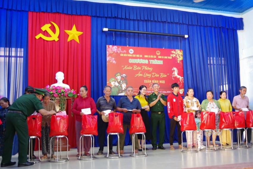 Tây Ninh: Đồn Biên phòng CKQT Mộc Bài trao gần 300 phần quà Tết cho người dân biên giới