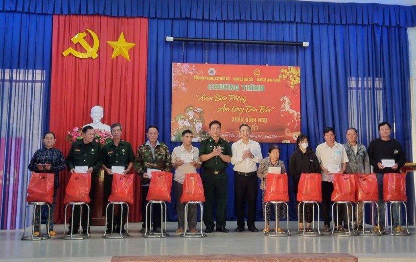 Tây Ninh: Đồn Biên phòng CKQT Mộc Bài trao gần 300 phần quà Tết cho người dân biên giới