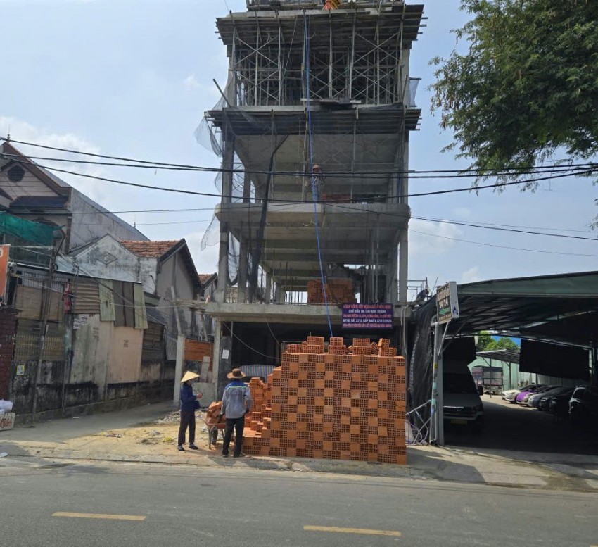 Có hay không Công ty TNHH Kiến trúc và Xây dựng Kiến Tạo Xanh ký hợp đồng nhưng nhận tiền qua tài khoản cá nhân, vi phạm quy định về kế toán và nghĩa vụ thuế?