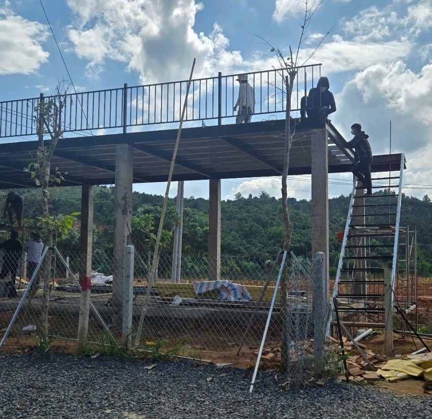 Có hay không Công ty TNHH Kiến trúc và Xây dựng Kiến Tạo Xanh ký hợp đồng nhưng nhận tiền qua tài khoản cá nhân, vi phạm quy định về kế toán và nghĩa vụ thuế?