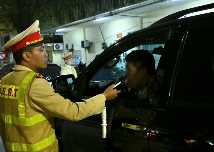 CSGT kiểm soát nồng độ cồn với người điều khiển ô tô.