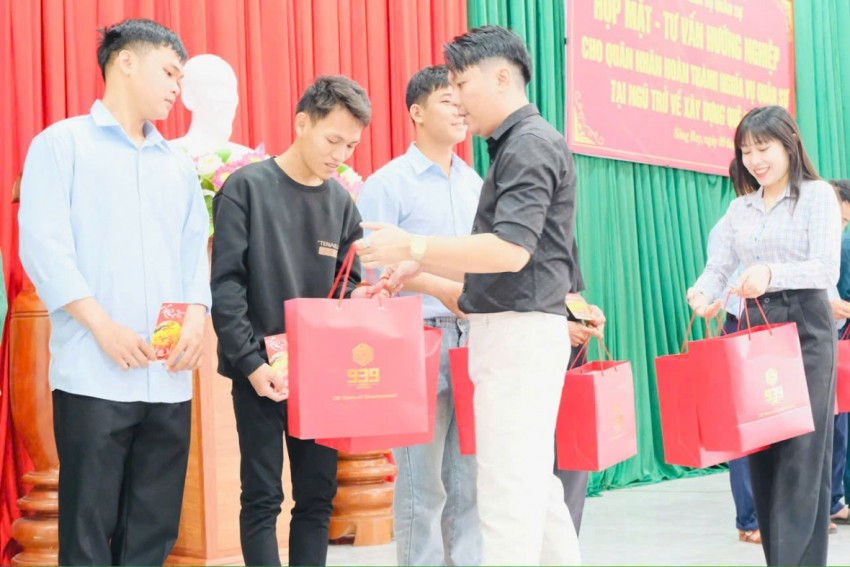 Ông Nguyễn Đình Tuấn Phát - Ủy viên Thường trực Hội trao quà cho quân nhân xuất ngũ.