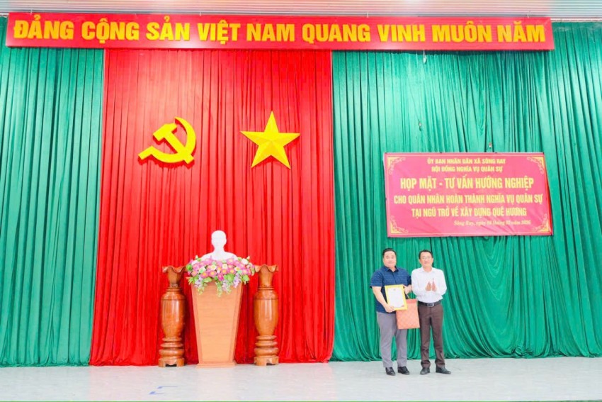 Lãnh đạo địa phương trao Thư cảm ơn ông NguyễnDuy Khương - Phó Chủ tịch Hội Doanh nhân trẻ tỉnh Đồng Na.