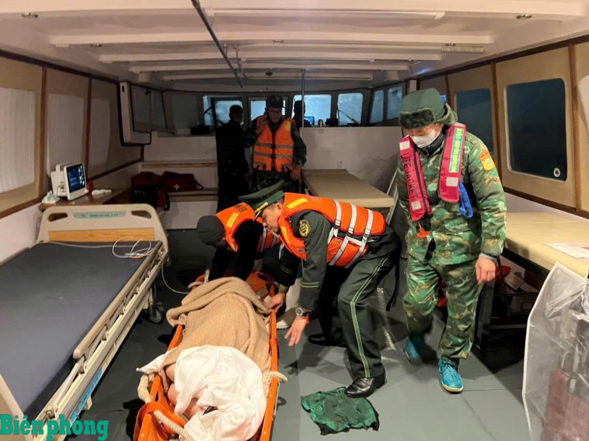 Xuyên đêm cứu nạn, đưa du khách Nhật Bản đột quỵ từ tàu du lịch vào bờ