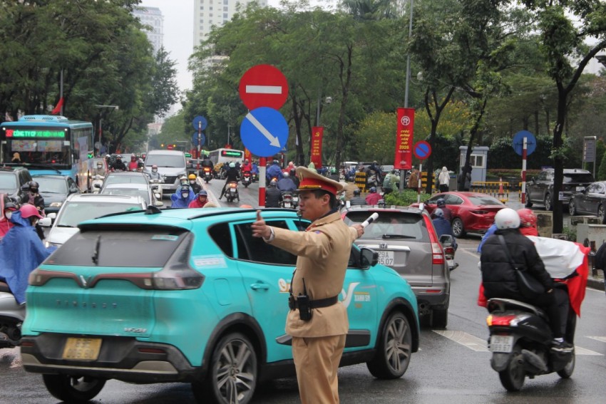 CSGT phân luồng tại Huỳnh Thúc Kháng trong sáng ngày 09/2/2026.