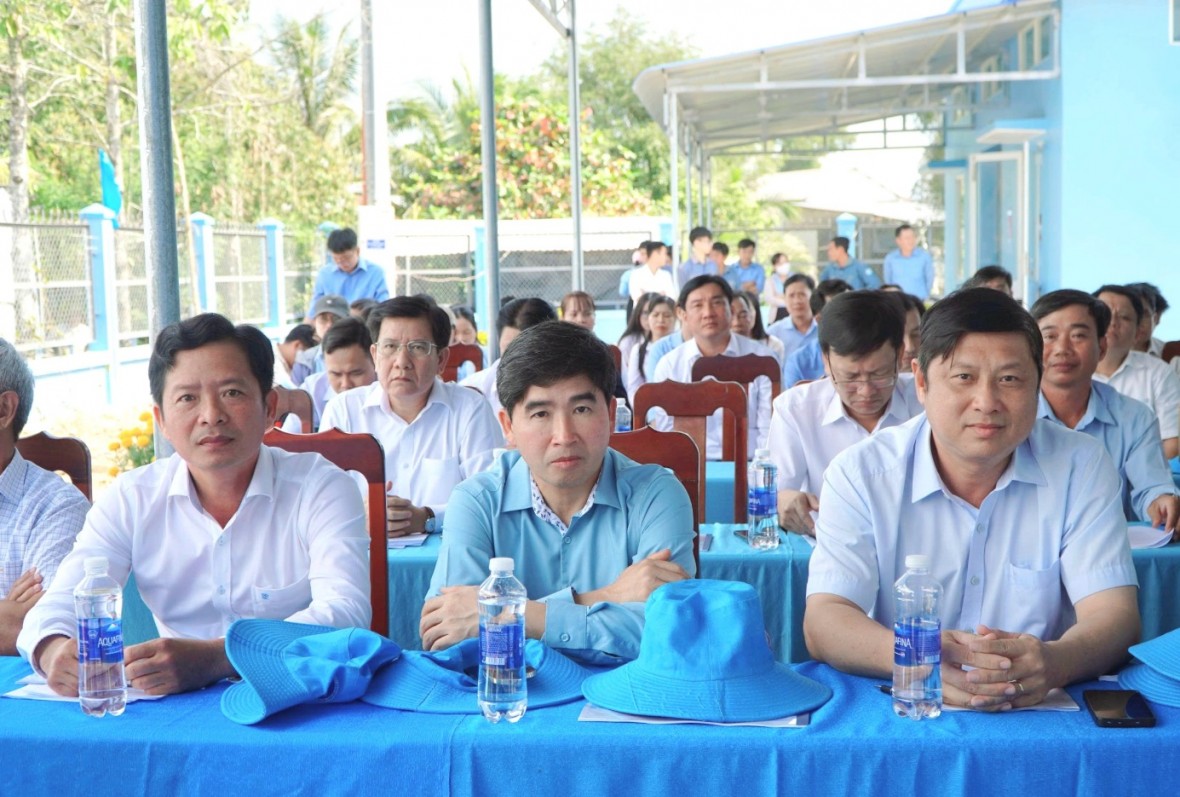 Bàn giao dự án các công trình cấp nước tập trung nông thôn và dự án Đầu tư mạng đường ống cấp nước đến hộ gia đình tại An Giang