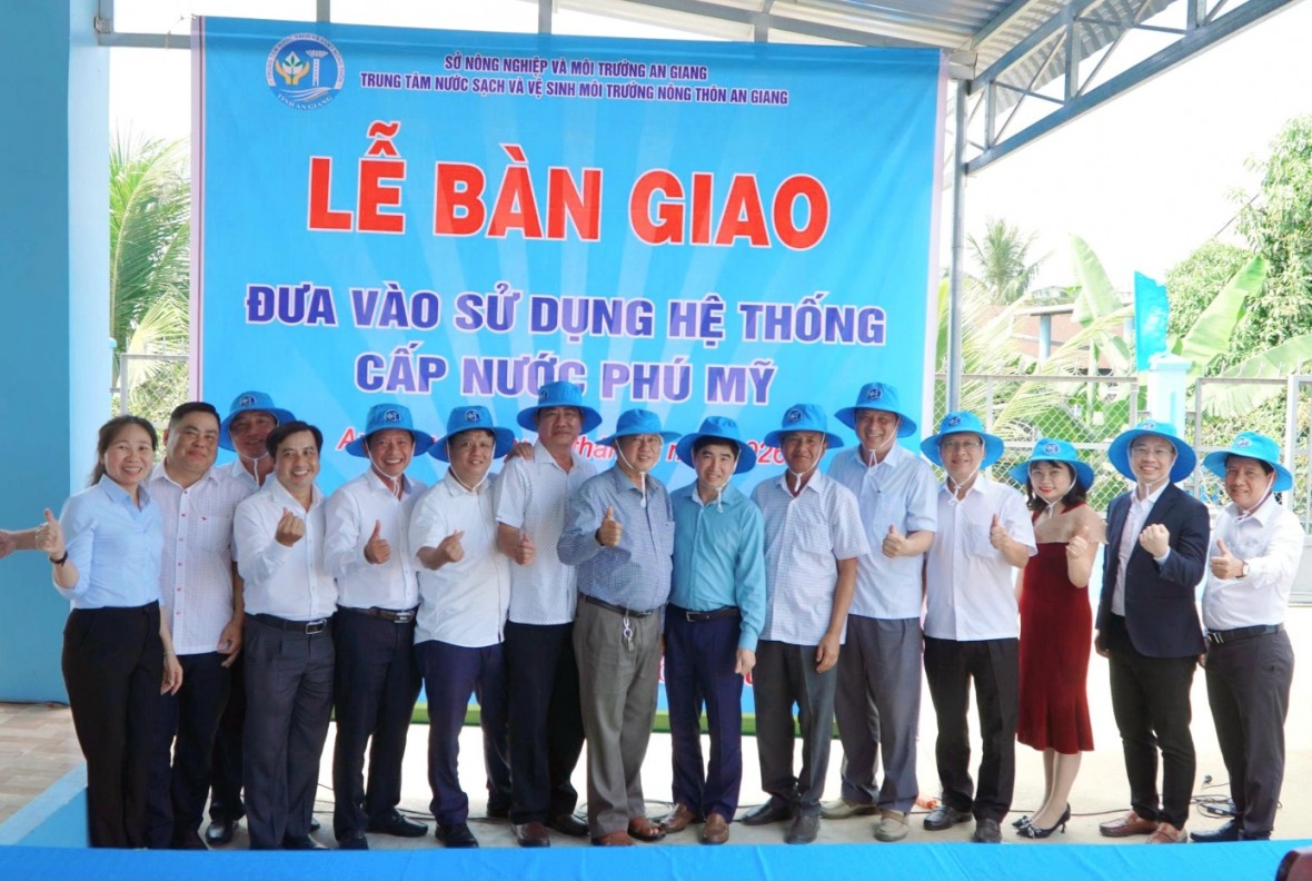 Bàn giao dự án các công trình cấp nước tập trung nông thôn và dự án Đầu tư mạng đường ống cấp nước đến hộ gia đình tại An Giang