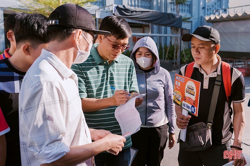 Các trường hợp được tặng vé miễn phí gồm sinh viên, công nhân hoàn cảnh đặc biệt khó khăn, người khuyết tật (bản thân hoặc gia đình có hoàn cảnh đặc biệt khó khăn hoặc trú tại các vùng bị ảnh hưởng, thiệt hại do thiên tai, hỏa hoạn, lũ lụt…, công nhân thu nhập thấp hoặc thất nghiệp do doanh nghiệp khó khăn cắt giảm lao động đã nhiều năm chưa được về quê đón Tết và chưa được tặng vé những năm trước).