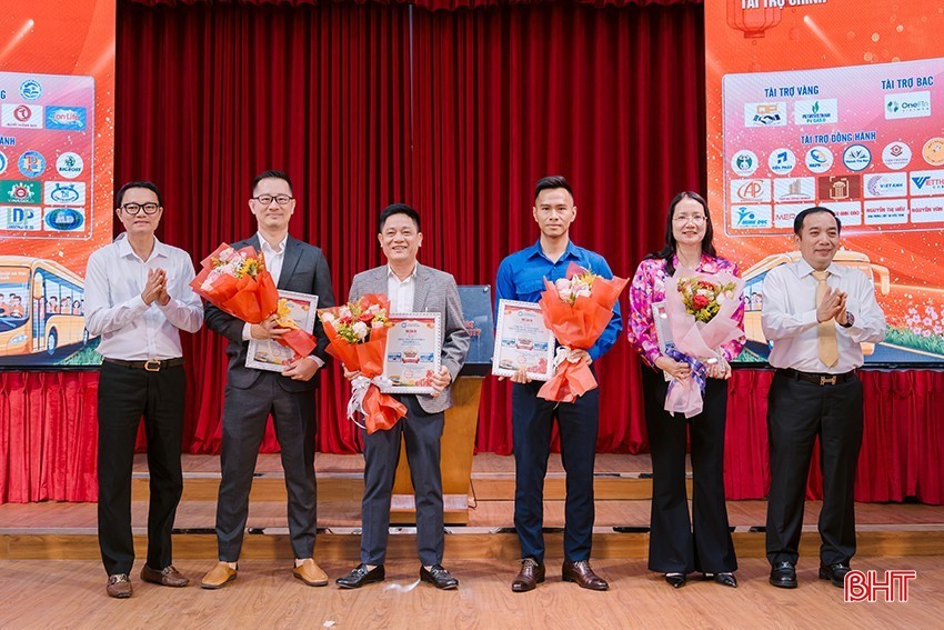 Khởi hành “Chuyến xe 0 đồng” đưa 500 sinh viên, người lao động Hà Tĩnh về quê đón Tết