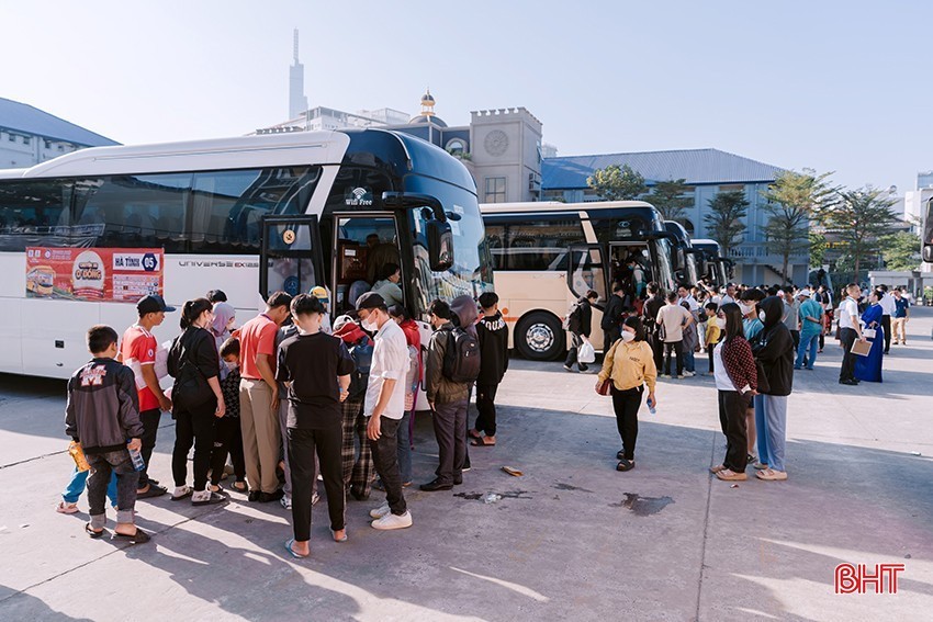 Chương trình “Chuyến xe 0 đồng” là hoạt động thường niên do Hội Doanh nghiệp Hà Tĩnh phía Nam tổ chức nhằm tạo điều kiện cho sinh viên, công nhân hoàn cảnh đặc biệt khó khăn đang học tập và làm việc tại các tỉnh phía Nam trở về quê hương đón Tết, đoàn tụ với gia đình. Năm nay là năm thứ 4 chương trình được triển khai.