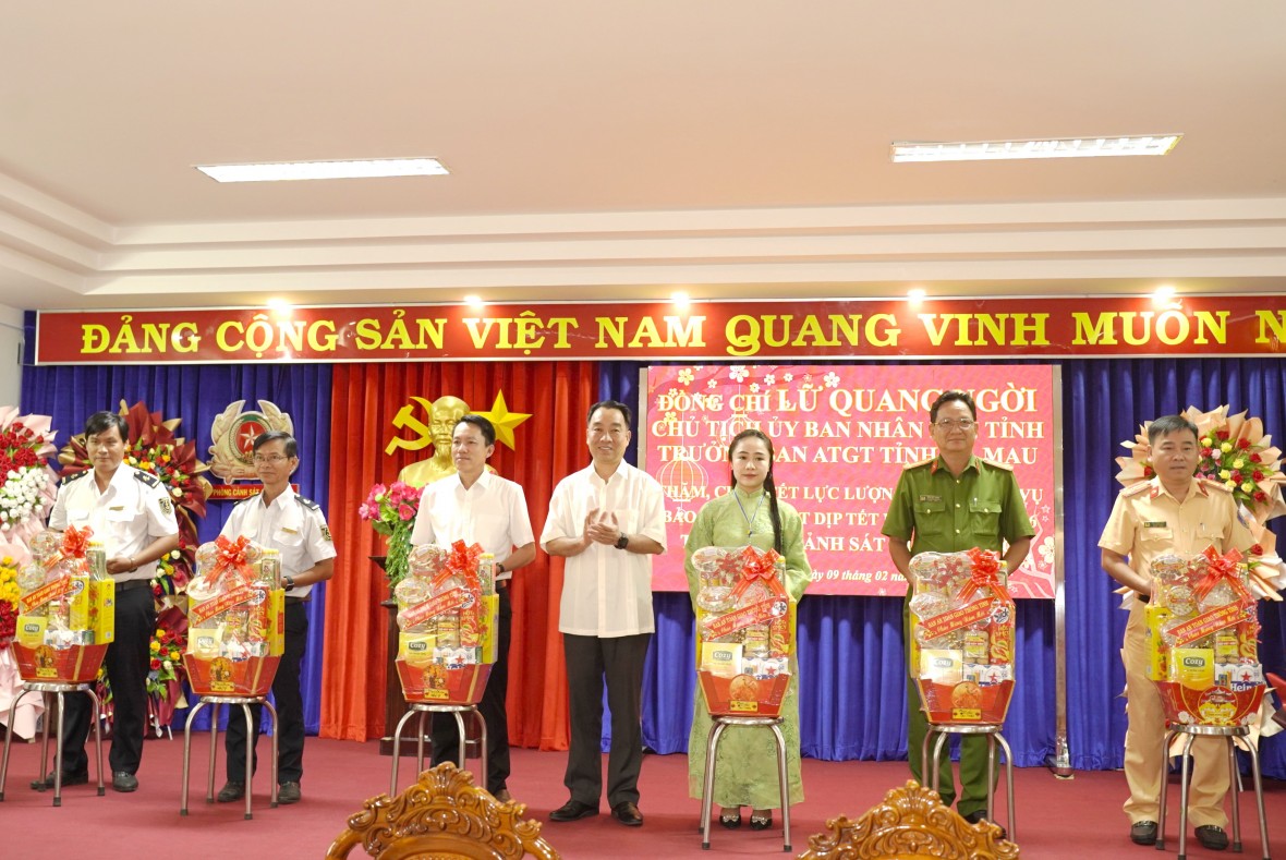 Chủ tịch Cà Mau thăm, chúc Tết lực lượng làm nhiệm vụ bảo đảm TTATGT