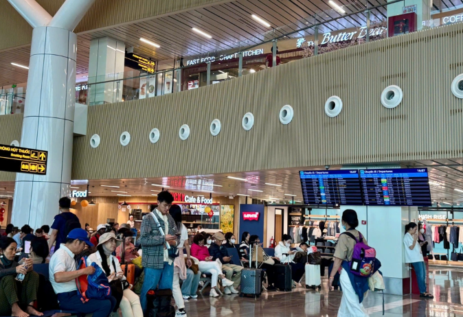 Hành khách chờ bay tại nhà ga T3, Cảng Hàng không quốc tế Tân Sơn Nhất